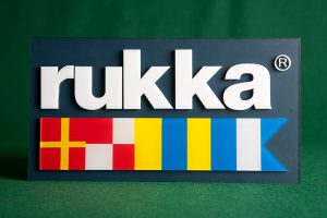 Akryylikyltti merkin logokylttinä
