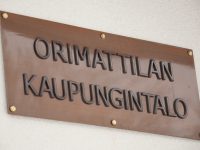 Messinkinen kiinteistön nimikyltti