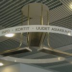 Katto-opaste messinki-irtokirjaimista. Alumiinipohja