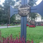 Hautaristi leikattu 10 mm alumiinista. Risti maalattu. Muistolaatta patinoitu ja kaiverrettu