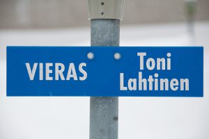 Autopaikkakyltti tarratekstiillä, kiinnitys tolppaan läpiruuvein.