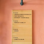 Messinkinen kerrosopaste vaihdettavin liuskoin. Mustat tarratekstit.