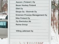 Kiinteistöopaste, kantattua alumiinia tarrateksteillä.