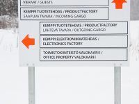 Kiinteistöopaste, kantattu alumiini tarrateksteillä. Liikennemerkkikiinnikkeet.