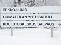 Kiinteistöopaste, kantattu alumiini tarrateksteillä. Liikennemerkkikiinnikkeet.