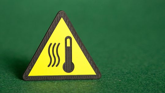 Turva- ja ohjekilpi kaiverrusmuovia.