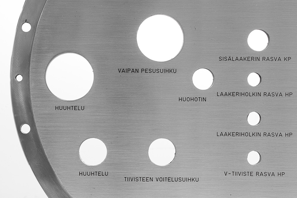 Konekilpi terästä, valmistettu laserilla ja kaivertamalla