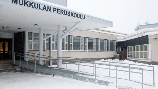 Kiinteistön nimikyltti alumiinisista maalatuista irtokirjaimista. Kiinnitys piilotapein ja korokeholkein.