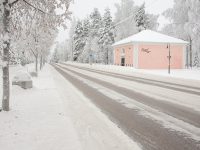 Alumiiniset ja maalatut irtokirjaimet kiinteistön nimikylttinä. Kiinnitys seinään piilotapein ja korokeholkein.