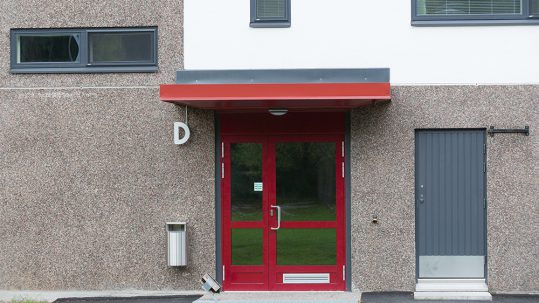 Rappukirjain anodisoidusta alumiinista. Led-taustavalaistu.