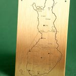 Suomen erikoiskartta. Messinkikilpi kaiverrettu ja patinoitu teksti. Viimeistelynä hionta ja suojalakkaus.