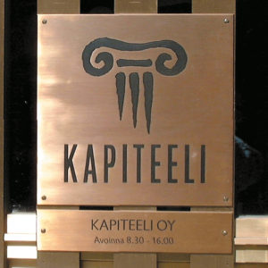 yrityksen logokilpi messingistä on tyylikäs ja arvokkaan näköinen.