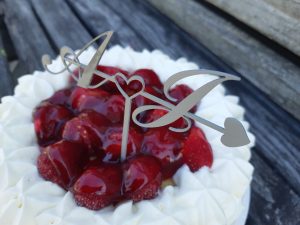 Hääsomiste hääkakun kakkukoriste hääparin nimikirjaimilla.
