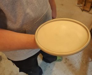 Lisäkaiverrus vanhaan hautalaattaan. Kaiverrusten poiston jälkeen kilpi on vielä hiekkapuhallettu.