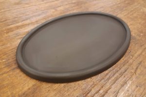 Lisäkaiverrus vanhaan hautalaattaan. Vanhat kaiverrukset poistettu ja kilpi patinoitu.