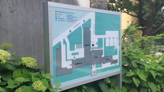 Aluekartta säänkestävää alumiinia. Kartan kuviot vahvaliimaista tarrakalvoa. Aluekartan pinnassa graffittisuojakalvo.