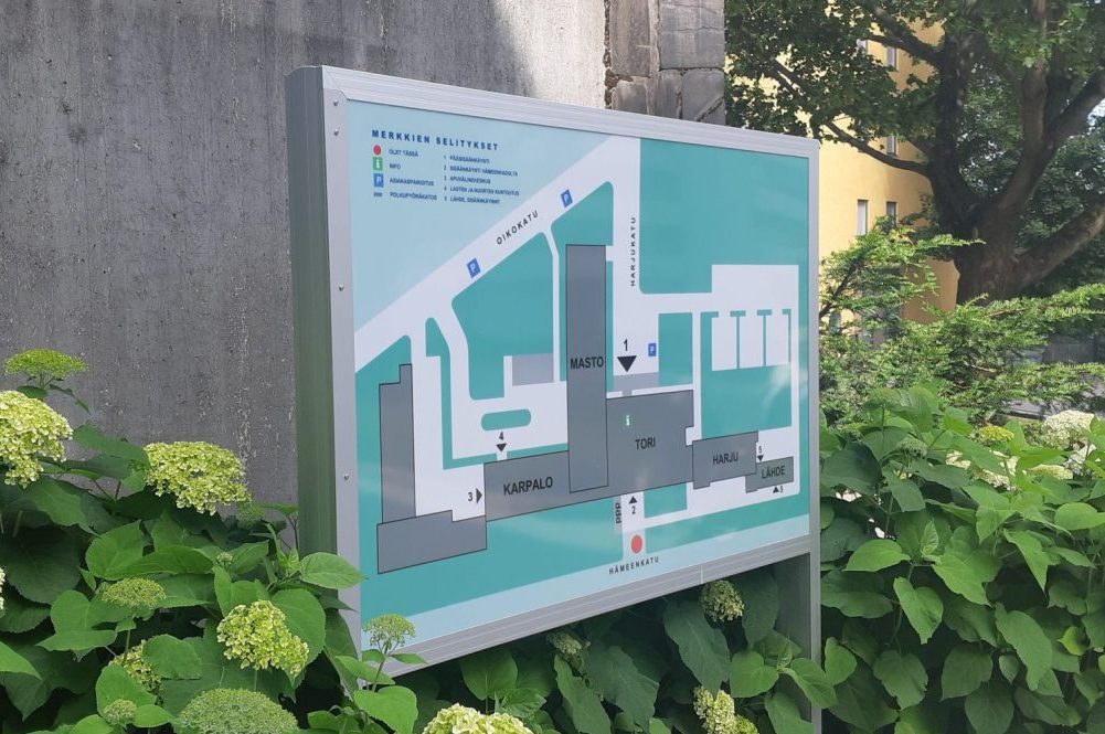 Aluekartta säänkestävää alumiinia. Kartan kuviot vahvaliimaista tarrakalvoa. Aluekartan pinnassa graffittisuojakalvo.