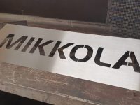 Nimikyltti oveen. Materiaali ruostumaton teräs, nimi aukileikattu.
