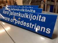 Kiinteistöopaste, varoituskilppi alumiinia. Tekstit teipattu.