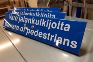 Kiinteistöopaste, varoituskilppi alumiinia. Tekstit teipattu.