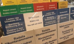 Ohjetaulut kaiverrettuna kaksikerrosmuovista.