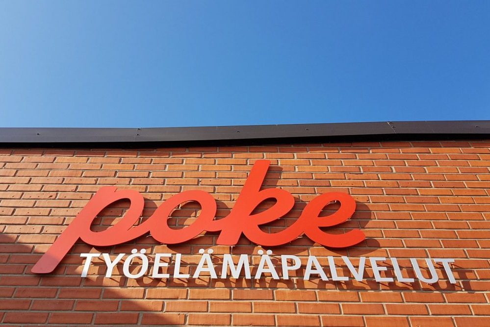 Äänekosken ammatillisen koulutuksen kuntayhtymä, nimikyltti irtokirjaimina. Materiaali maalattua, sekä luonnonväriin anodisoitua alumiinia.