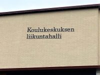 Kiinteistön nimikyltti alumiini-irtokirjaimin. Kirjaimet maalattu, kiinnitys asennuskiskoon. Kauhajoen Koulukeskus.