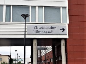 Kiinteistöopaste alumiinia, tekstit teipattu. Kauhajoen Koulukeskus.