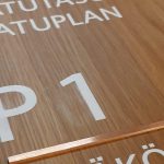 Kerros- ja hissiooasteen yksityiskohta upotetuista kuparilistoista.