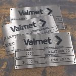 Valmistekilpi ruostumatonta terästä. Tekstit kaiverrettu ja maalattu.