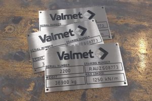 Valmistekilpi ruostumatonta terästä. Tekstit kaiverrettu ja maalattu.