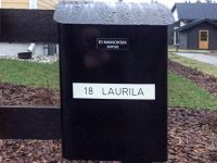 Nimikyltti postilaatikkoon valkoista kaiverrusmuovia. Tilaus nettisivuillamme, toimitus kotiin noin viikossa.
