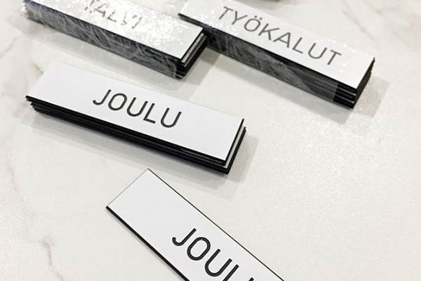 Muovikylttejä pöydällä.