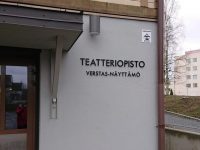 Teatterin nimikyltti alumiini-irtokirjaimilla. Kirjaimet maalattu.