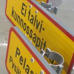 Lisäkilpiä liikennemerkkitolppaan.