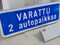 Lisäkilpi varatusta autopaikasta, materiaali kantattu alumiini. Kiinnitys liikennemerkkikiinnikkeillä tolppaan.