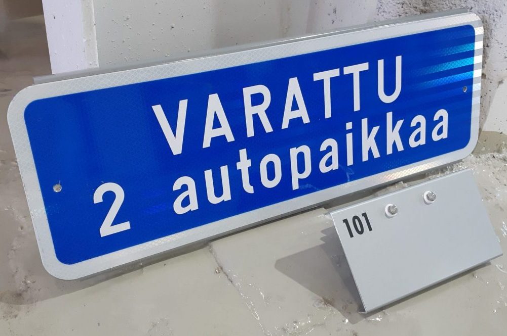 Lisäkilpi varatusta autopaikasta, materiaali kantattu alumiini. Kiinnitys liikennemerkkikiinnikkeillä tolppaan.