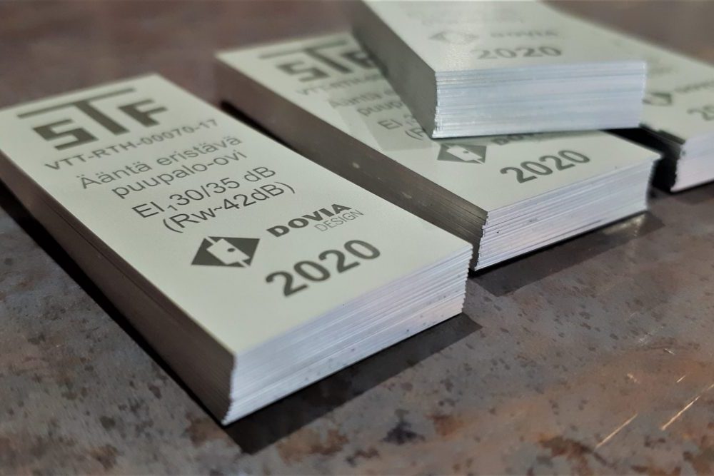 Palo-oven tyyppikilpi alumiinia. Lasermerkattu.